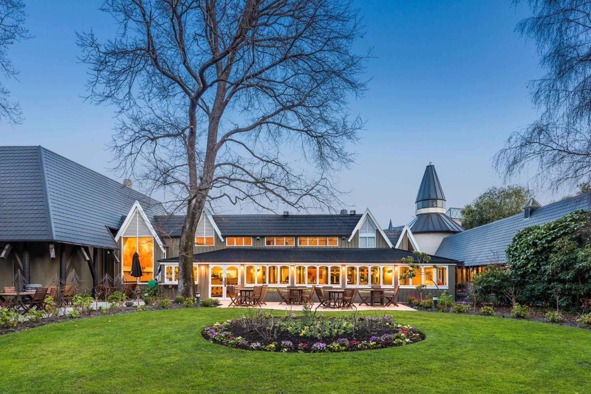 Chateau On The Park - Christchurch, A Doubletree By Hilton Exterior photo